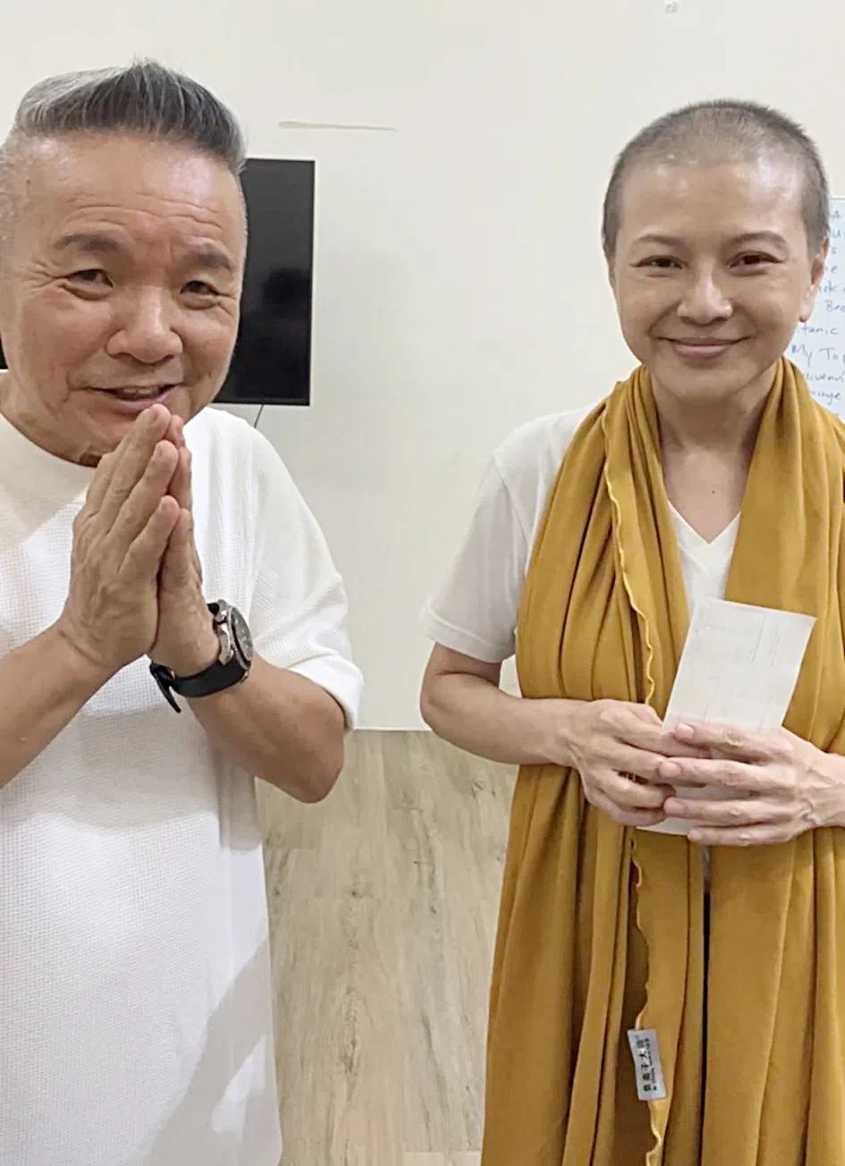 刘心玲（右）亲自到陈建彬的直播间领过捐款支票，并答谢善心人士的帮忙。（视频截图）