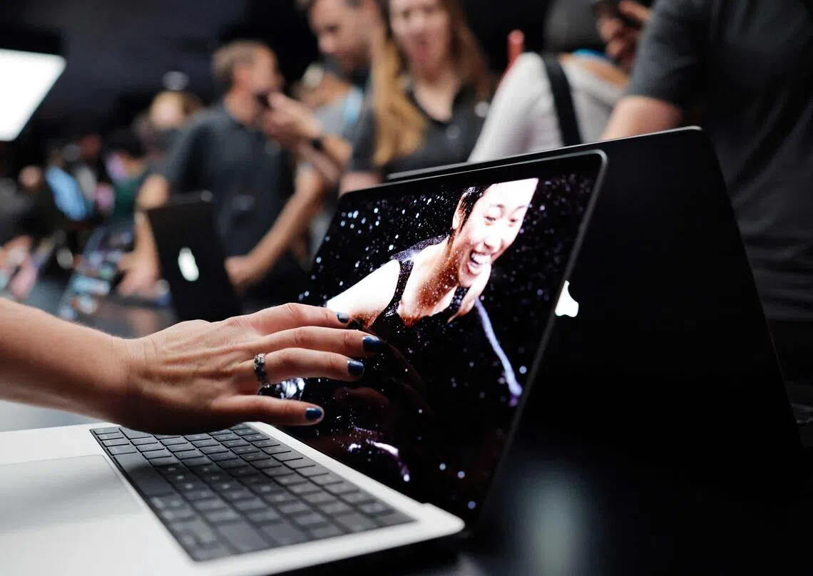 苹果推首款触控屏MacBook Pro 起售价3714新元