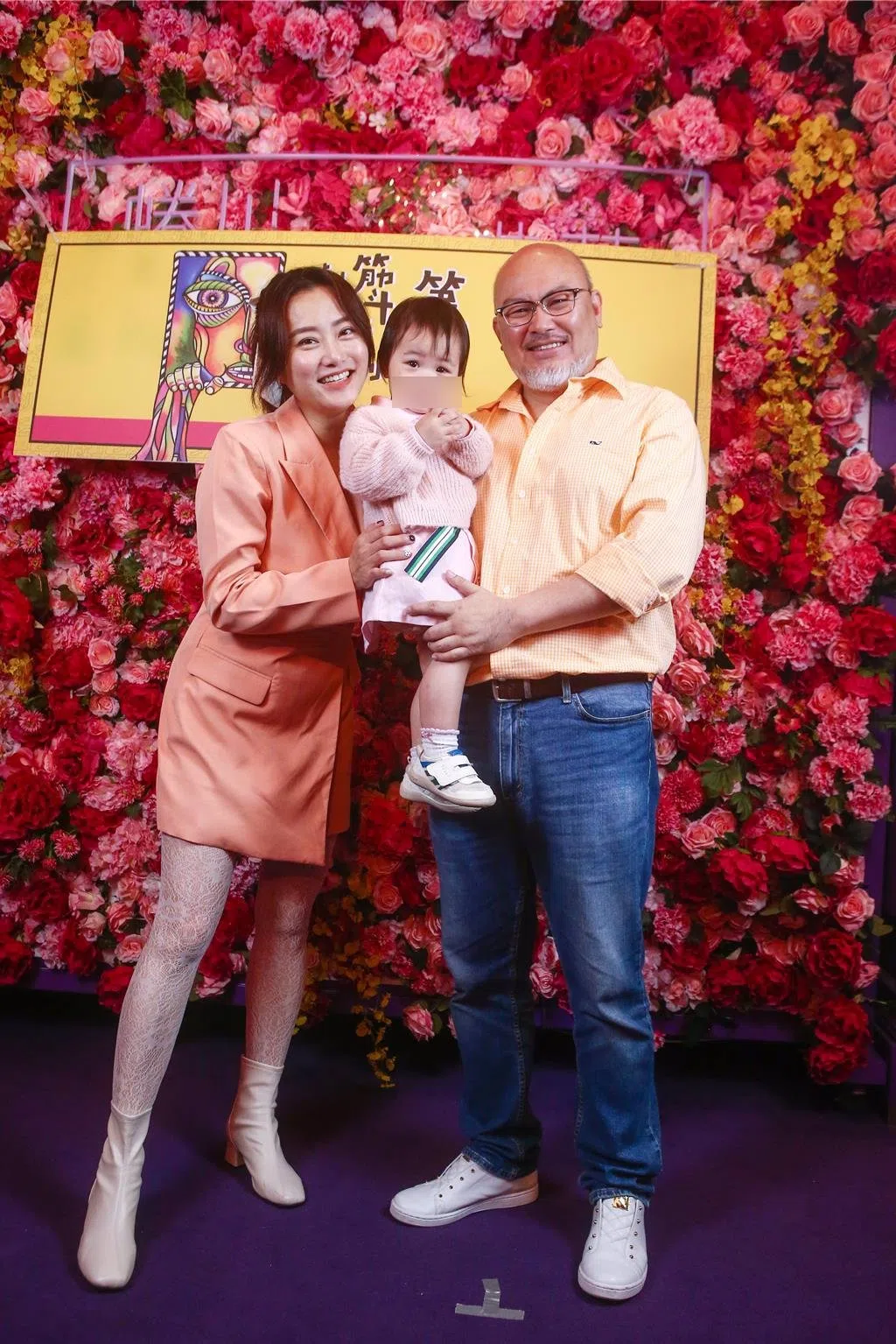 赵小侨（左）为刘亮佐（右）努力生下女儿。（互联网）