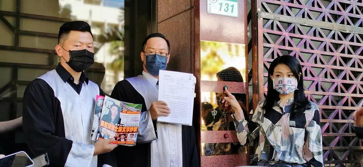 在新竹市民调领先的民众党参选人高虹安（右）星期二（9月27日）上午到台北地检署按铃控告《镜周刊》杂志社造谣抺黑，意图让她无法当选。（温伟中摄）