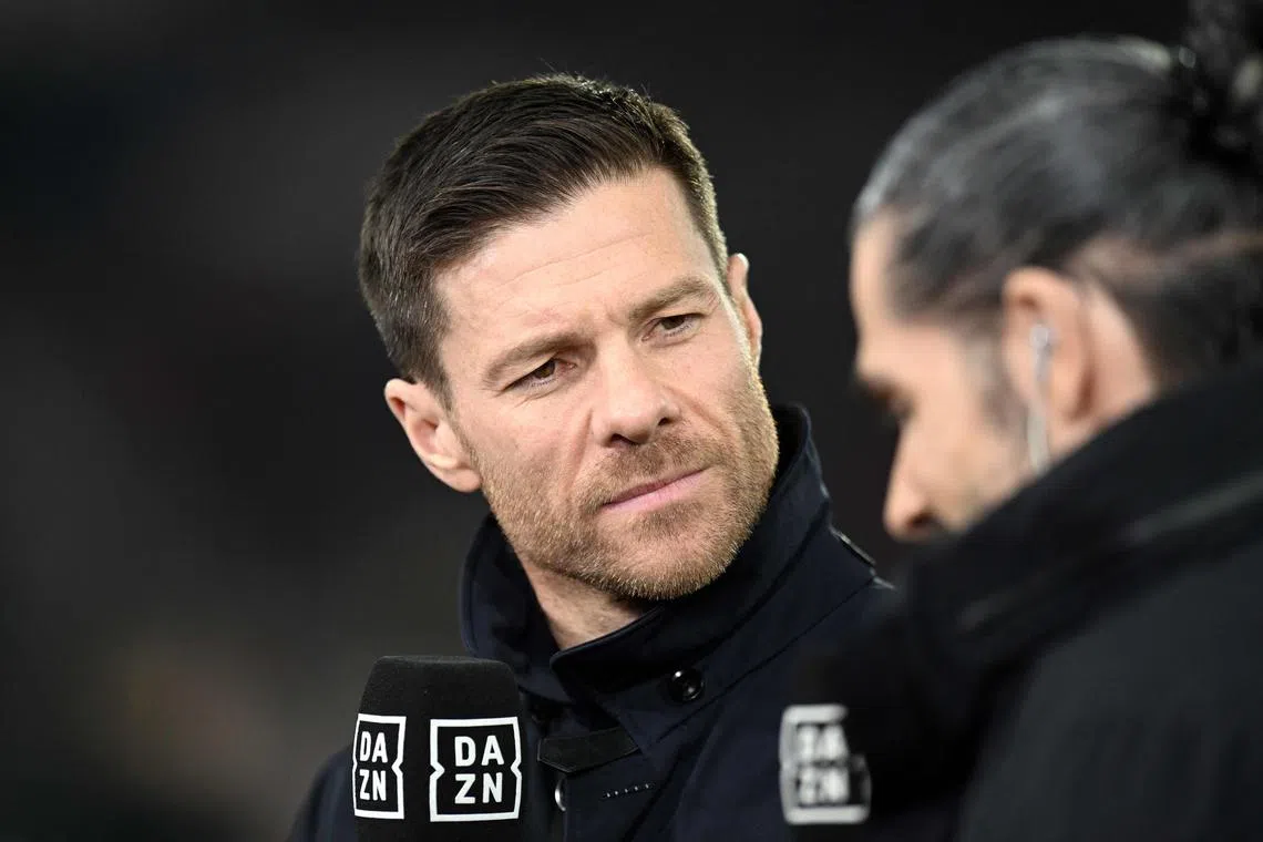 欧冠出局后，阿隆索（左）的球队将全力争夺德甲冠军，而联赛领头羊拜仁已经两轮不胜，并且还需在欧冠赛场应对国际米兰。（法新社）