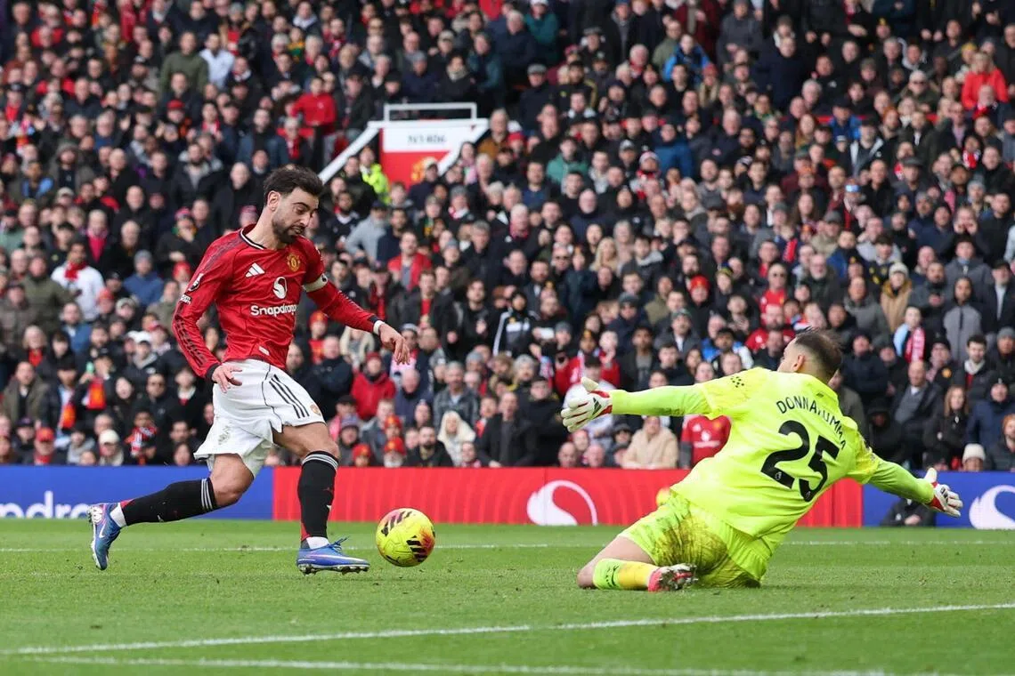 红魔中场费尔南德斯（左）已为球队贡献了200次直接参与进球（进球加助攻）。本季至今，他已在英超客场送出八次助攻，只要再助攻一次，就能打破曼联名宿吉斯保持的球队纪录，书写历史。（路透社）