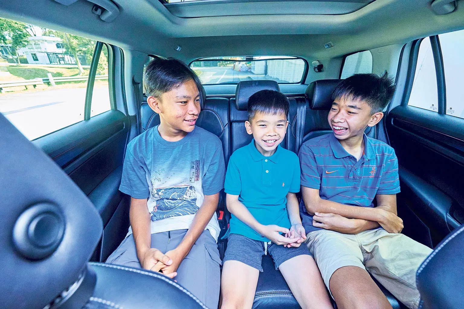 劳家三兄弟坐在第二排座位，大家都拥有足够宽裕的头部、腿部和活动空间。（图/新报业媒体）