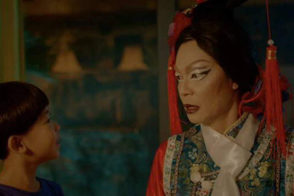 《男儿王》李国煌忘了卸妆，对儿佯称鬼上身。（mm2娱乐提供）