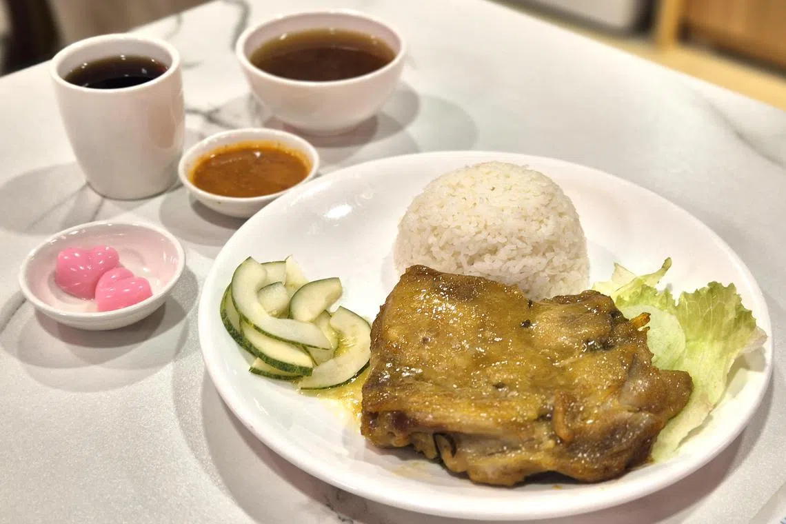 客家盐焗鸡很家常，去骨大鸡腿成功锁住肉汁。（陈爱薇摄）
