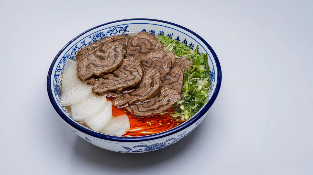 舌尖尖坚守兰州牛肉面“一清、二白、三红、四绿、五黄”的特点。（餐馆提供）