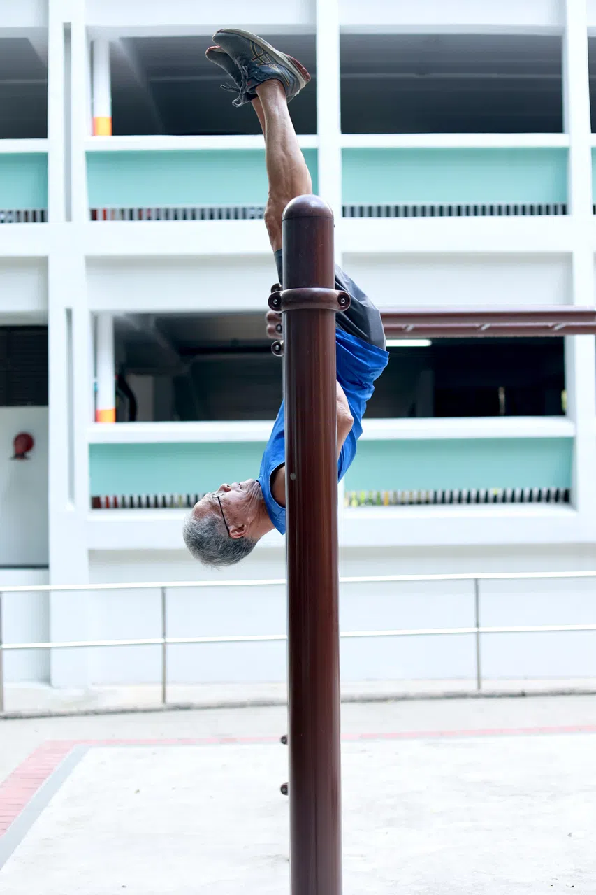 魏献国行动敏捷矫健，在单杠上示范连串动作看似毫不费力，却是长年累月努力锻炼的结果。（龙国雄摄）
