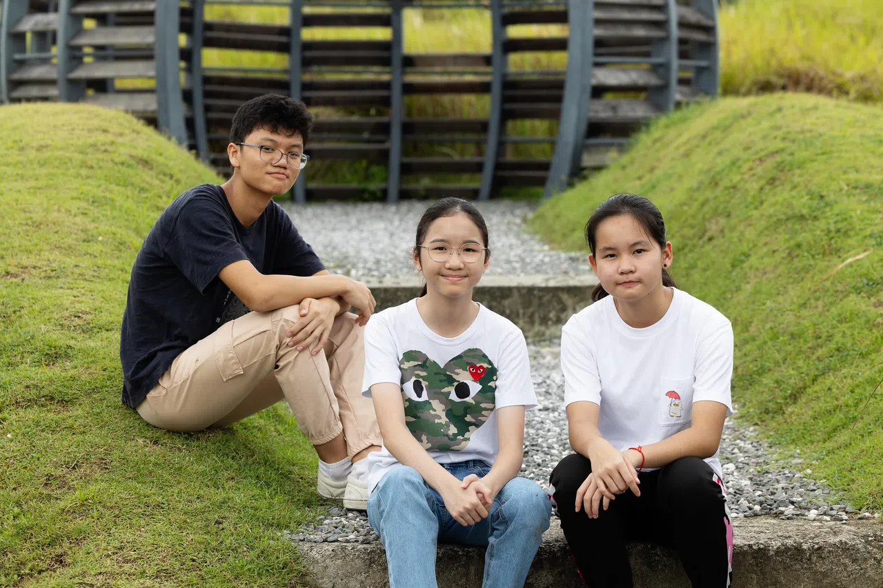育德中学学生梁家胜（左）和温芯瑜（右）以及裕华中学学生张淑英（中）认为，科目编班制提高他们对学习的信心和动力，也扩大他们的社交圈子。他们能与同班同学一起上课和交流，也可以在科目班结交朋友，一同按适合自己的步伐学习。（蔡家增摄）