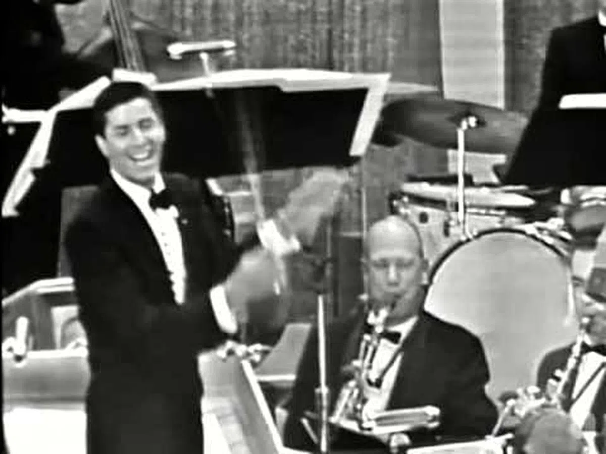 1959年奥斯卡主持人Jerry Lewis在台上尽力拖延时间。（互联网）