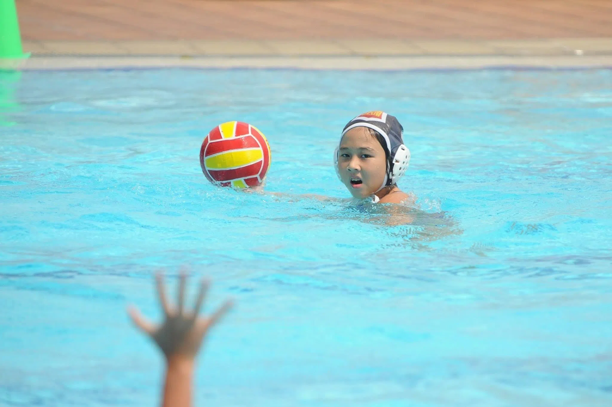 叶璟萱小时候就与水球结缘，图为她八岁时参加比赛。（受访者提供）