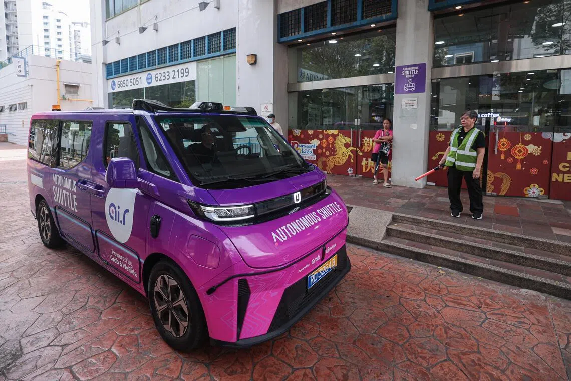 自动驾驶车在榜鹅生活聚场（Punggol Plaza）的接送点以多点转向方式掉头，再继续行程。（李冠卫摄）