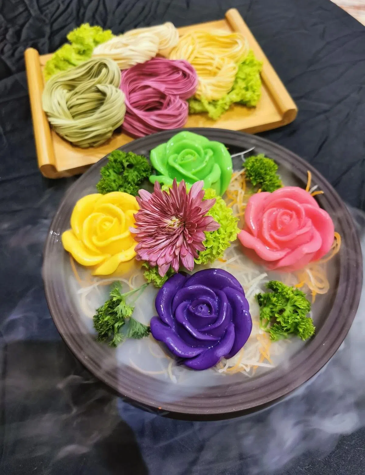 宴喜火锅的玫瑰豆腐（前）和手工面条，好看的天然颜色取自食材。（陈爱薇摄）