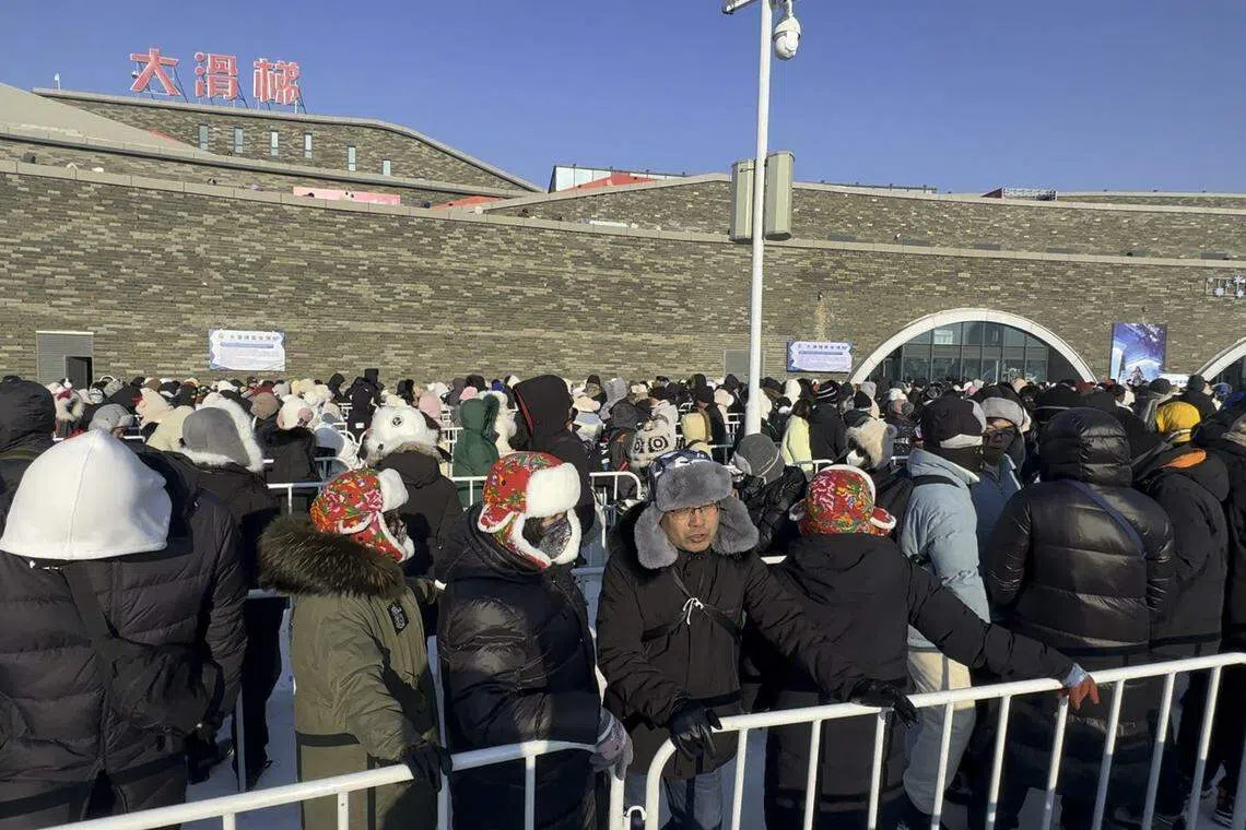 为体验冰雕大滑梯，上千名游客不惜在冰天雪地中排队，有时更要排上六个小时。（林煇智摄）