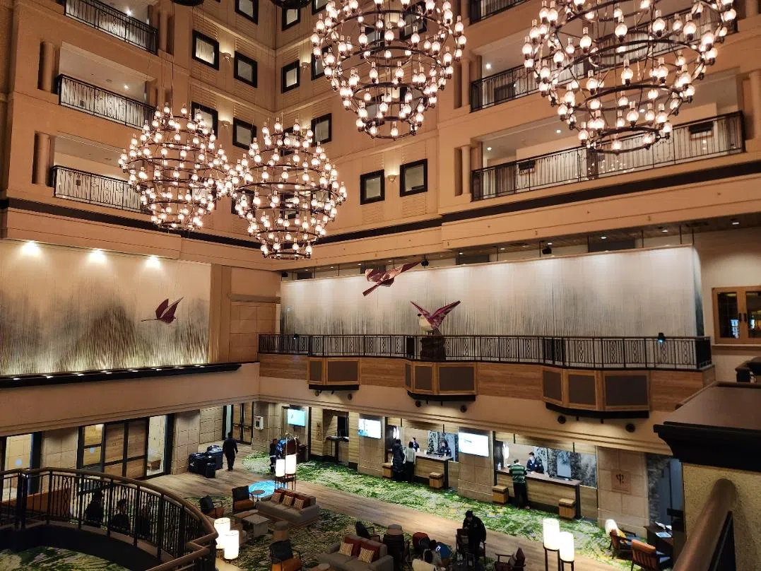 度假村大量采用暖色系灯光和色调，摆饰以原始森林风格为主，让住客有身处深山的感觉。（李政辉摄）