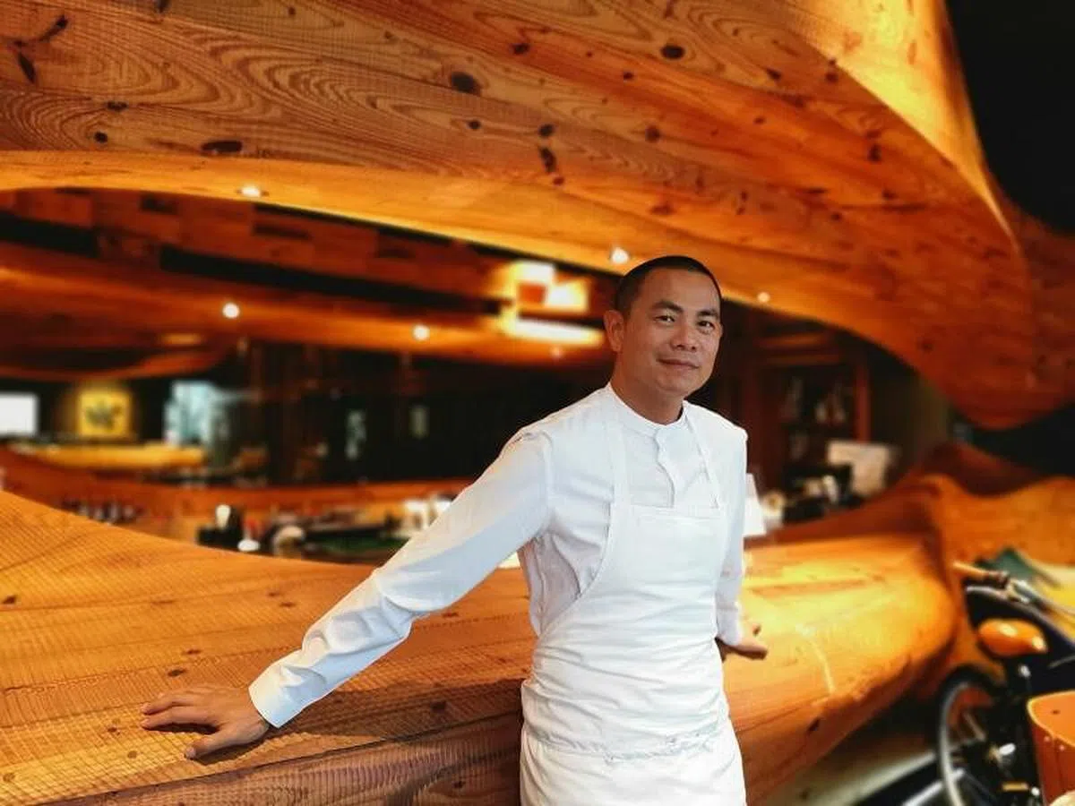 米其林二星名厨江振诚从小在士林夜市长大，在新加坡成长为世界级名厨，三年前回故乡重新出发。他敬佩小贩能用最少食材、最便宜价格，每天专注做好美食。（温伟中摄） 