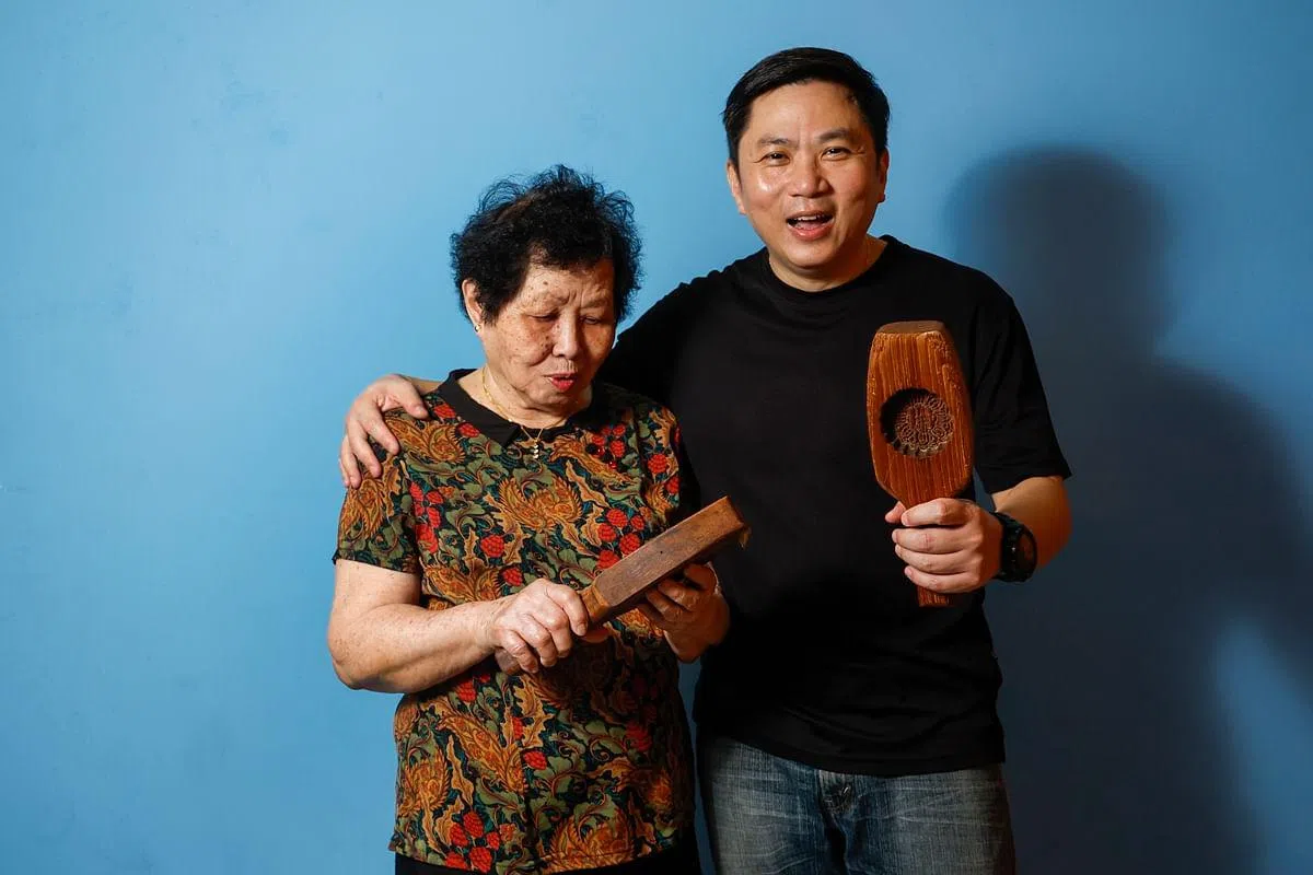 南同利第二代王其莲和儿子钟川全年制作酥盐饼，让公众不必等到中秋节也能尝到这个传统海南饼食。（白艳琳摄）