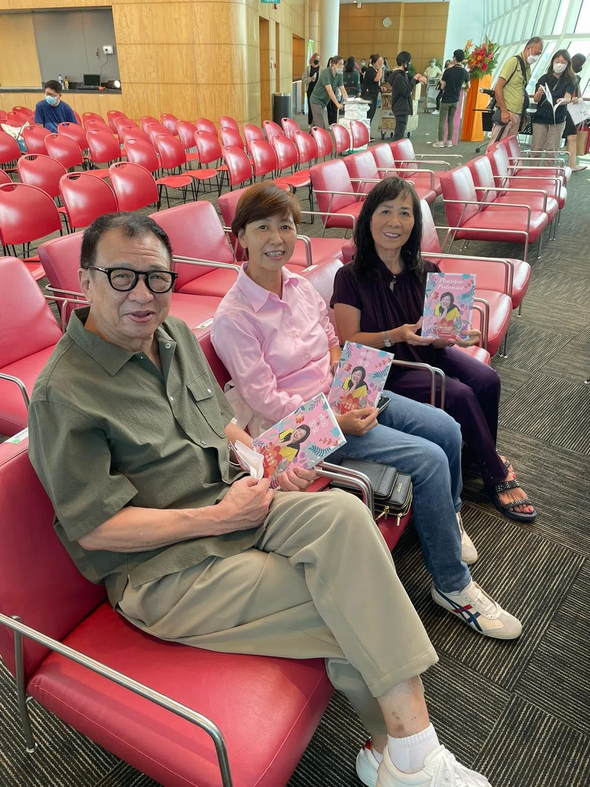 许绍雄（左）和义顺居民林美华（中）出席李美花的新书活动。（受访者林美华提供）