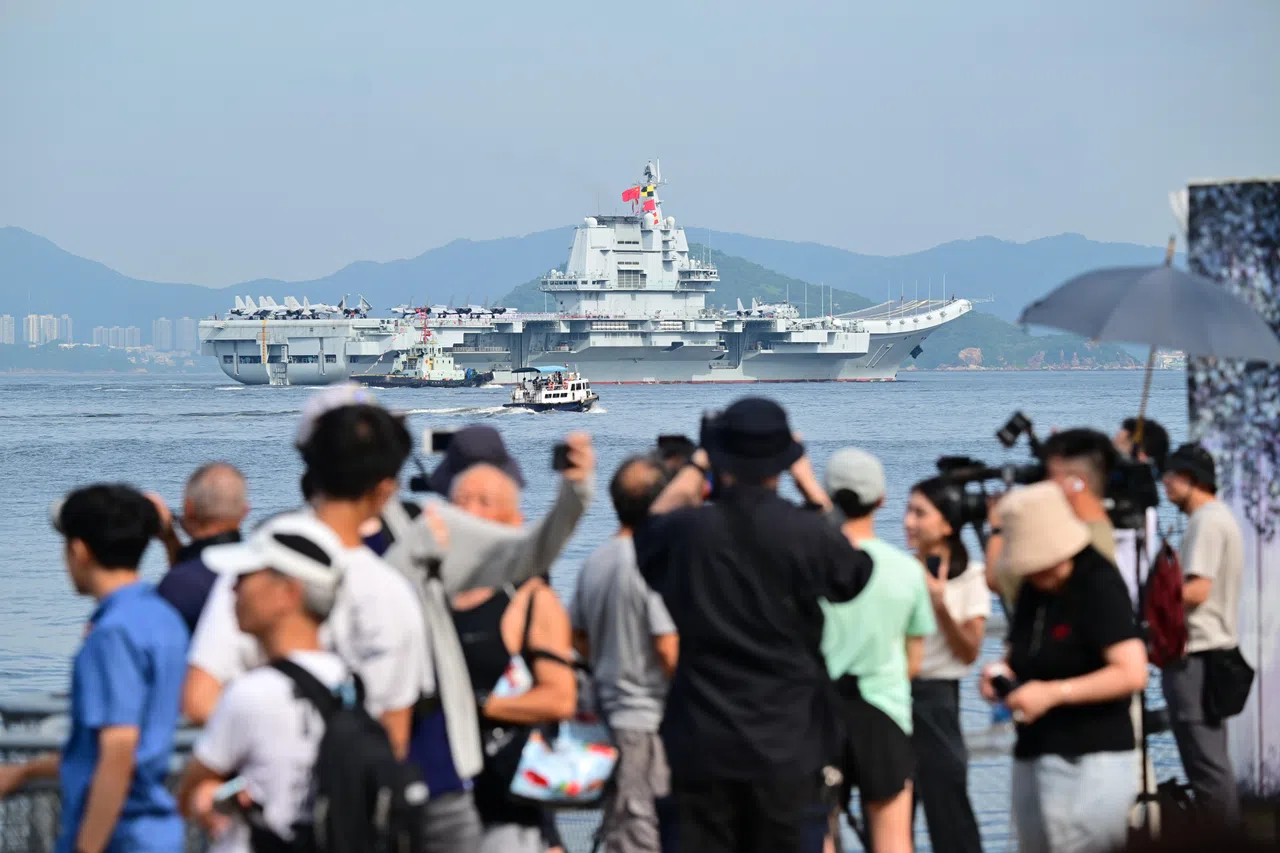 中国海军山东舰航母编队星期四（7月3日）抵达香港，吸引不少民众拍照记录这一时刻。（新华社）