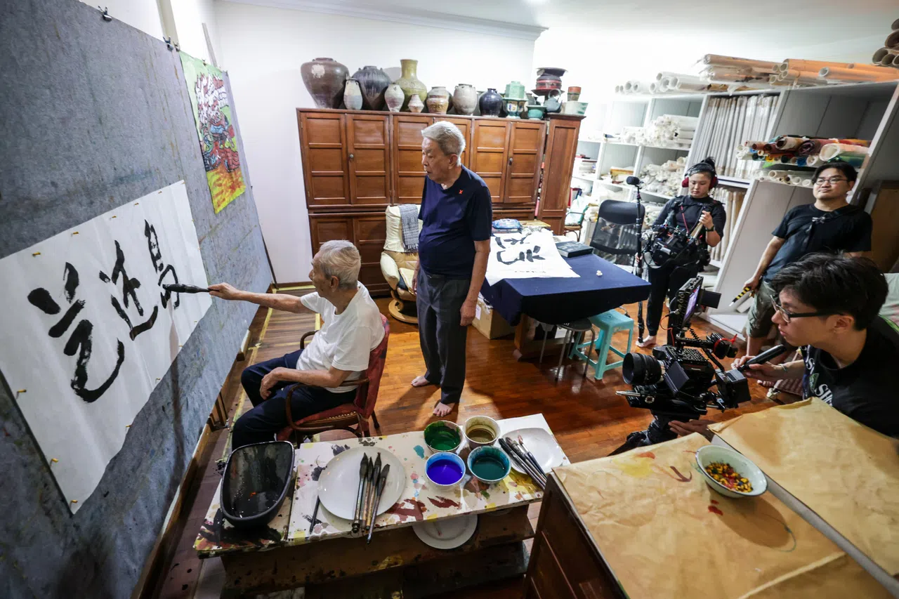 林子平为《艺述岛国》纪录片系列挥毫题字。《艺》也以他打头阵。（叶振忠摄）