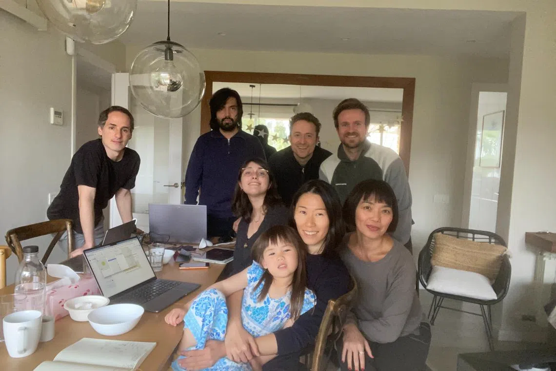 许美端（前排右一）与蔡汶霓（前排右二）、玛吉欧（左一）同Blooms创作团队。（受访者提供）