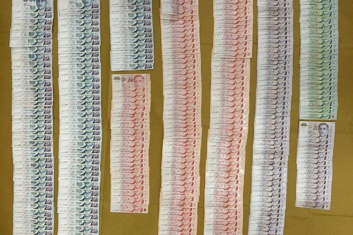被告涉嫌在淡滨尼中1路第503座持刀劫走一家放贷商6095元。 （新加坡警察部队提供）