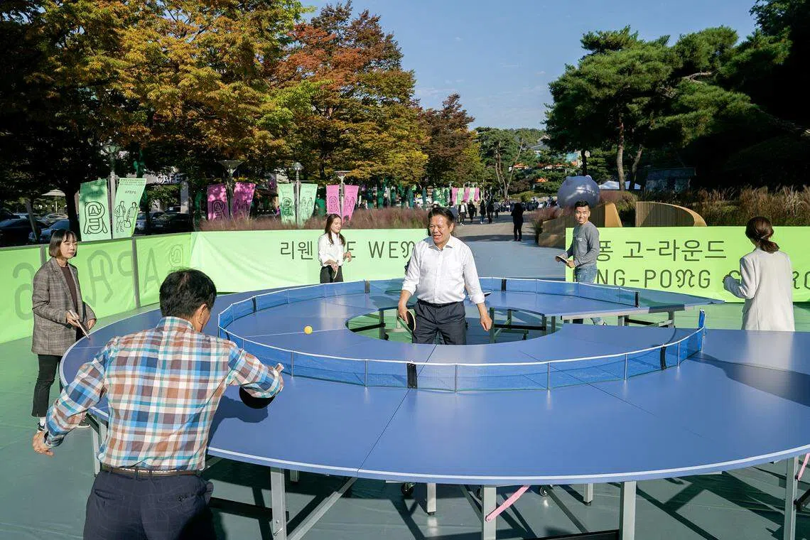 普通的乒乓球可能太过单调，但这个名为“Ping Pong Go-Round”的艺术装置却打破传统，让公众参与在圆桌上打乒乓球，也可邀亲友或与其他到访者来一场比赛。（国家美术馆提供）