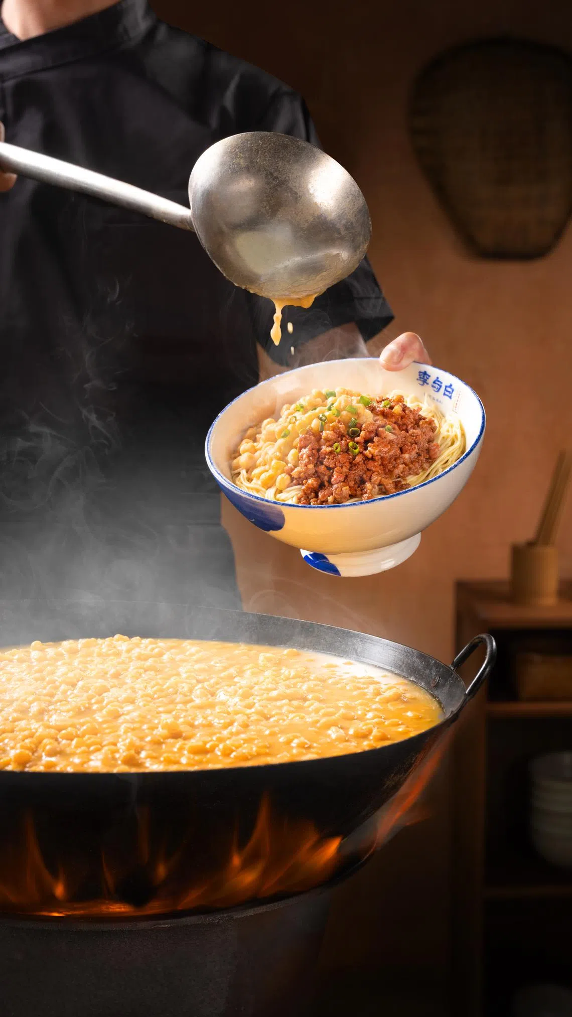 成都豌杂面淋上自家秘制酱，面食一上桌尽快拌匀，让面条蘸上黏稠的酱汁。（餐馆提供）