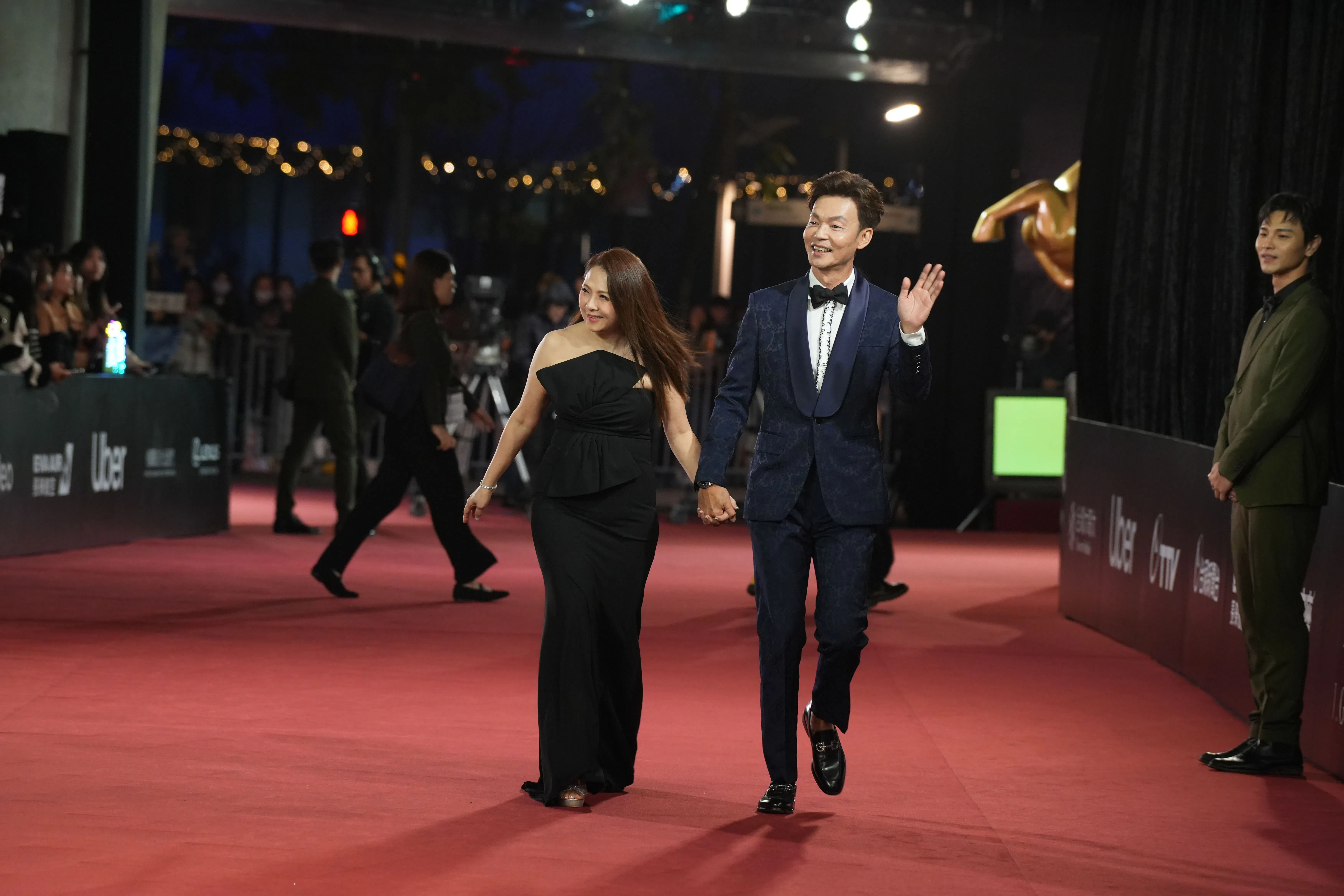 李国煌（右）和太太黄爱玲一起踏上金马红毯。（台北金马执行委员会提供）