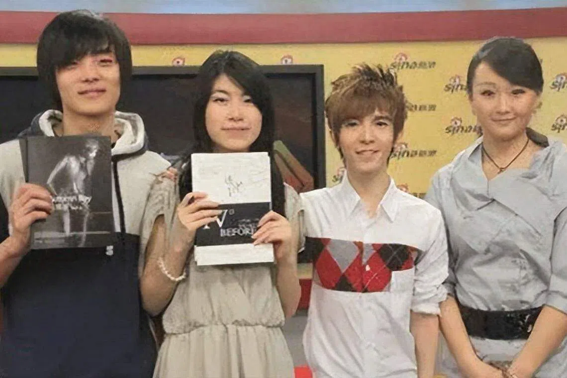 李枫（左一）曾是郭敬明（右二）签约作家。（互联网）