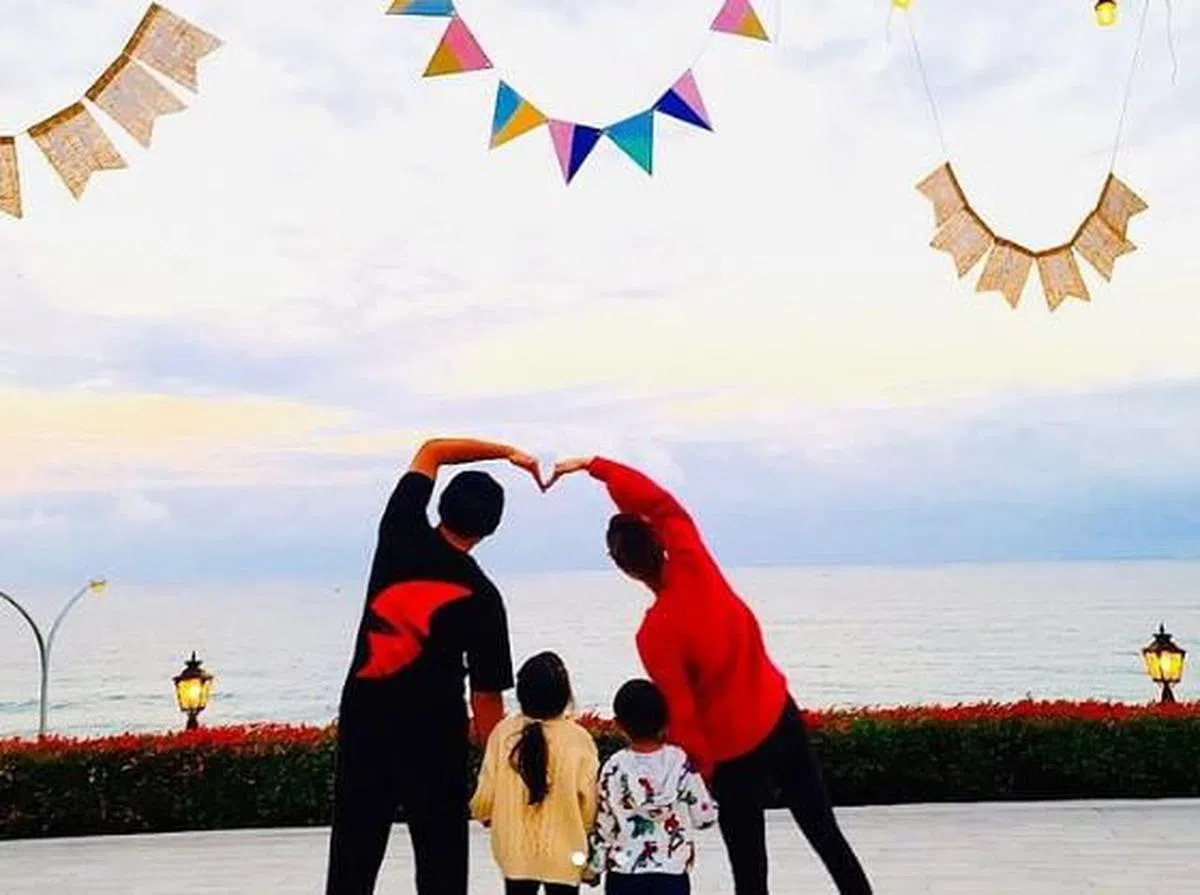 昆凌在IG分享一家四口的照片，预告“第五号快来了”。（取自IG）