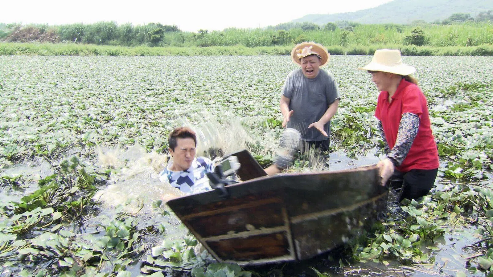 《名厨出走记3》在拍摄过程中遇到不少挑战，图为李腾（左）陪名厨体验划小船采菱角，意外翻船。（左边脸娱乐提供）