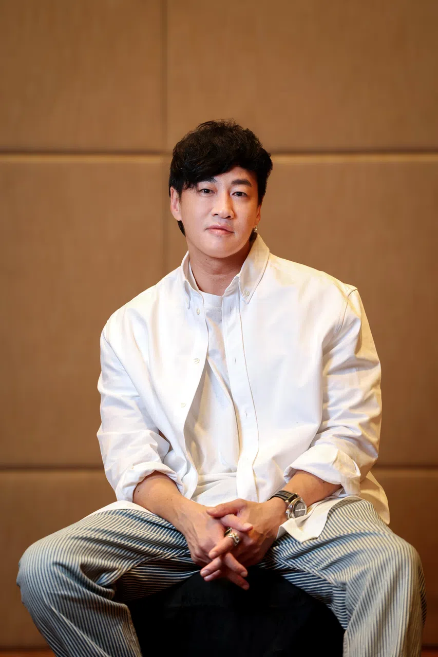 何润东担任《不如海边吹吹风》导演和编剧，在剧中融入自身经历。（龙国雄摄）