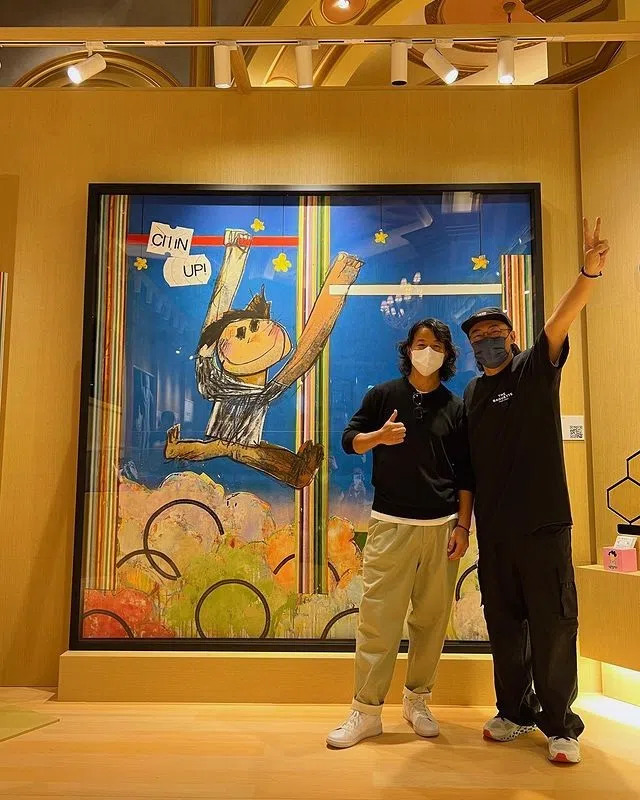 陈奕迅（右）邀请香港著名艺术家刘建文为新专辑设计封面，巨型作品真迹在澳门威尼斯人酒店展出。（取自陈奕迅IG）