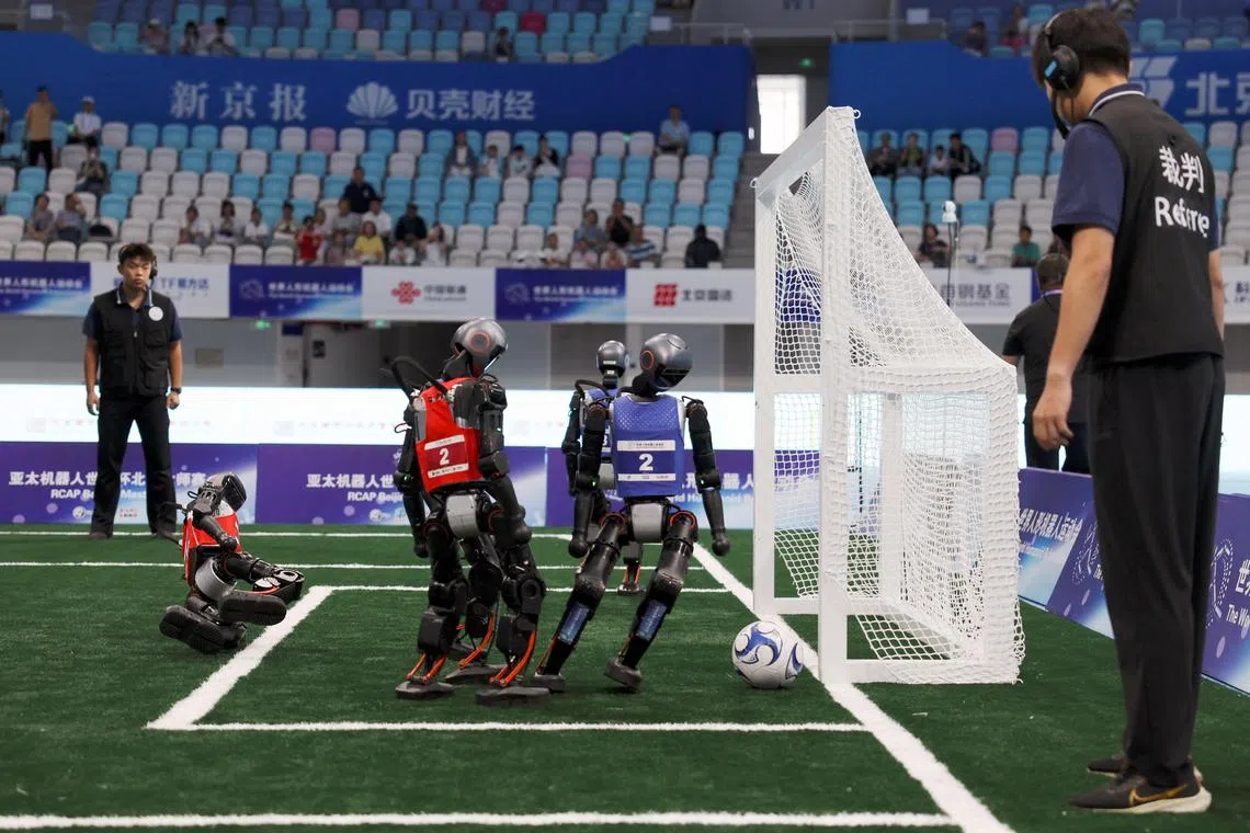 一台人形机器人星期六（8月16日）在5V5足球小组赛中摔倒。（路透社）