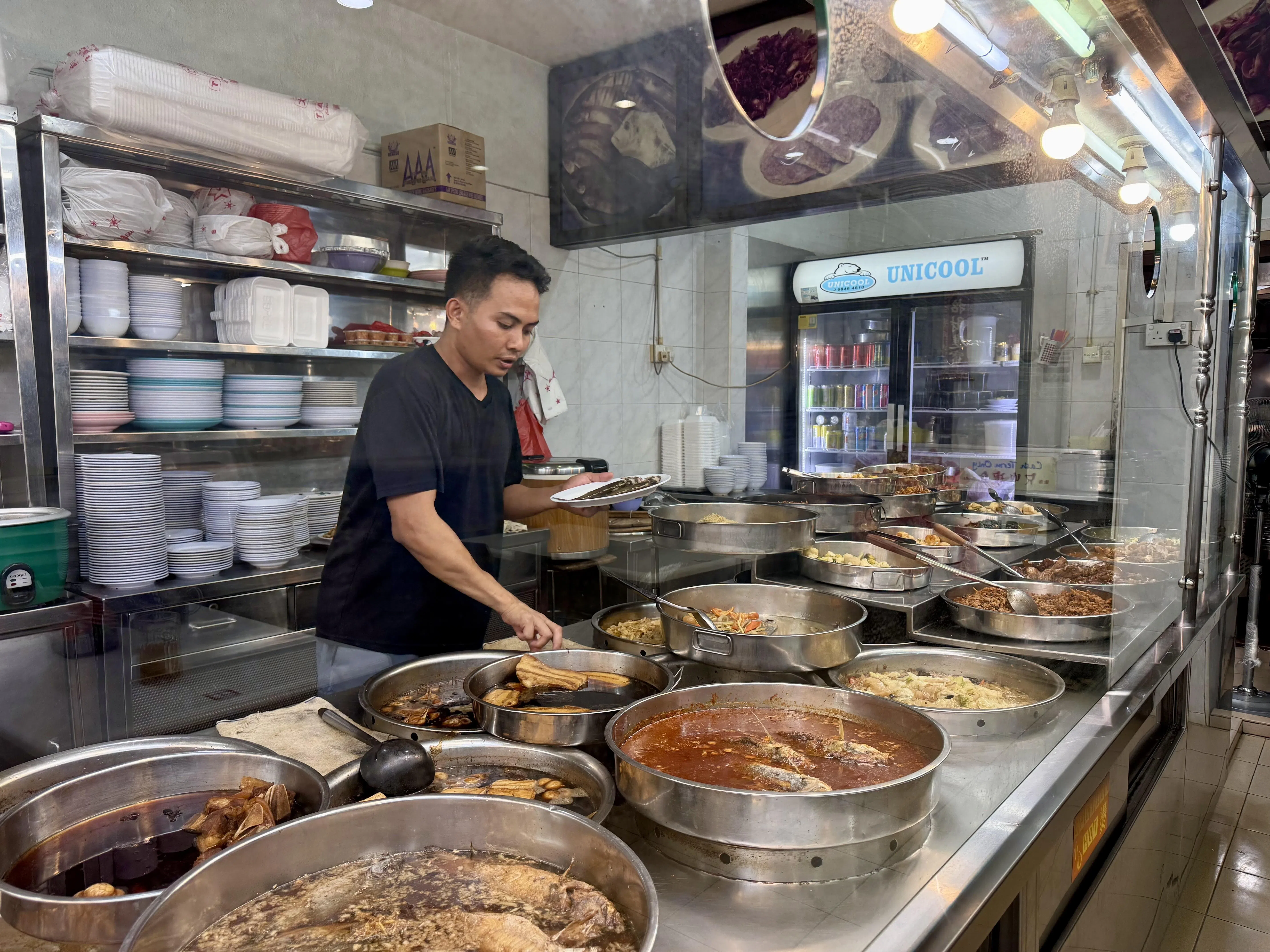 琳琅满目的家常菜，为潮州糜层层叠加出丰盈的滋味。（叶晓虹摄）