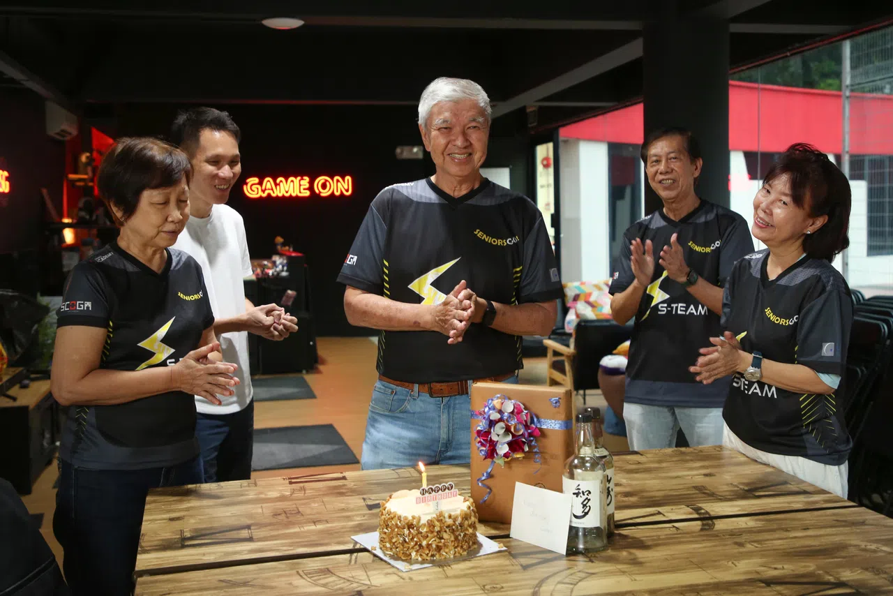 电竞时光结束后，大家聚在一起为组员庆生。（李姿仪摄）