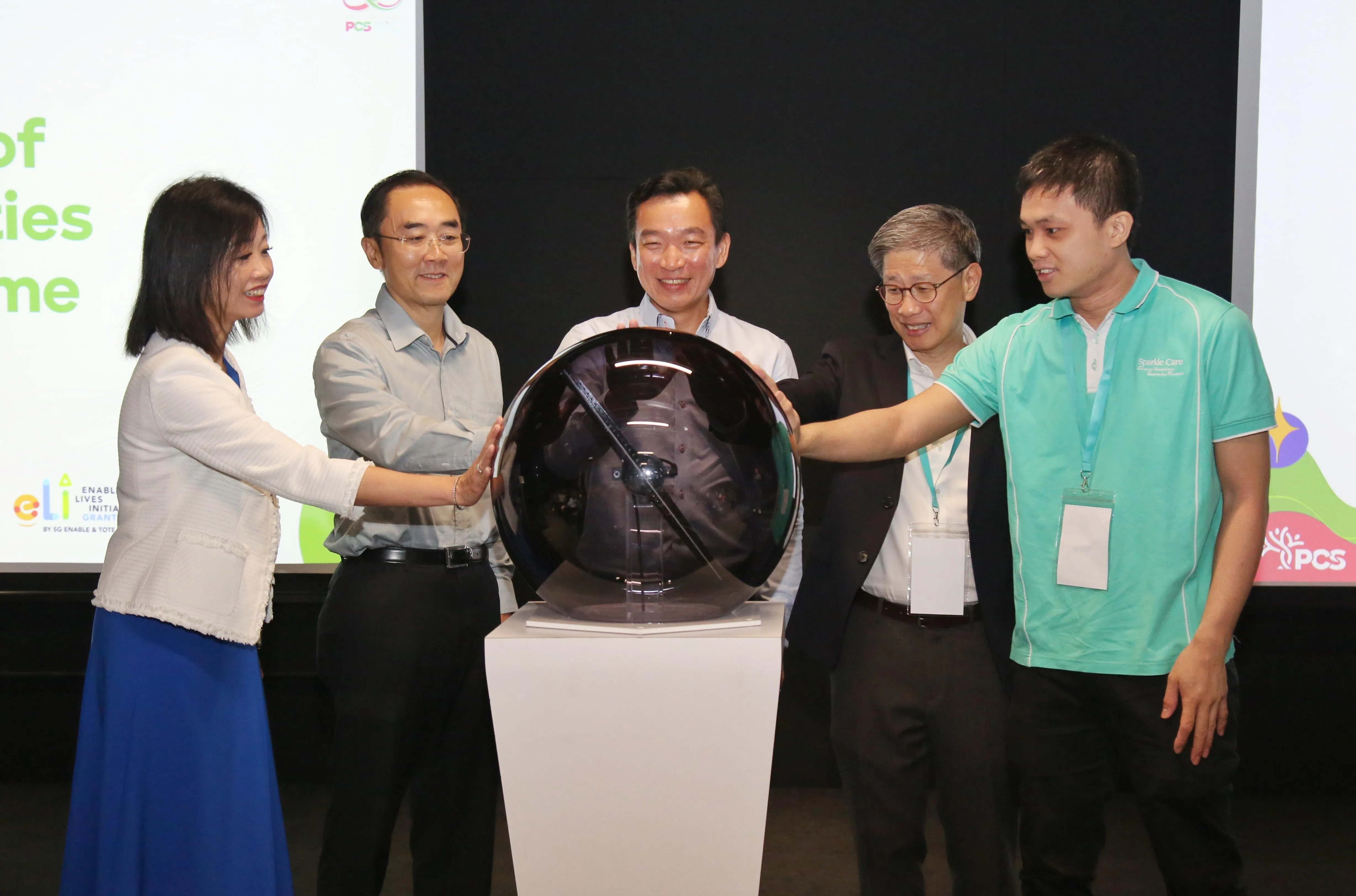 社会及家庭发展部兼律政部高级政务次长蔡瑞隆（中），星期四为长老会社区服务的“银龄关怀培训计划”主持推介。（特约陈福洲摄）