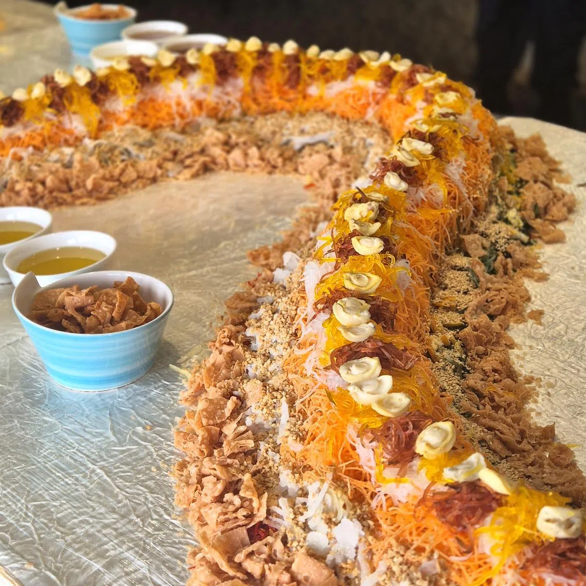 桃苑延长版蛇形捞生以小鲍鱼画龙点睛。（陈爱薇摄）