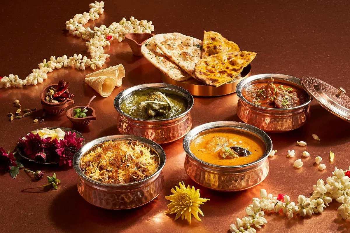 Tiffin Room将特色菜肴盛放在经典Tiffin餐盒里。（取自Tiffin Room网站）