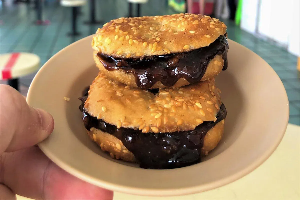 新鲜出炉的光饼外表酥脆。（图/砂拉越旅游局提供）