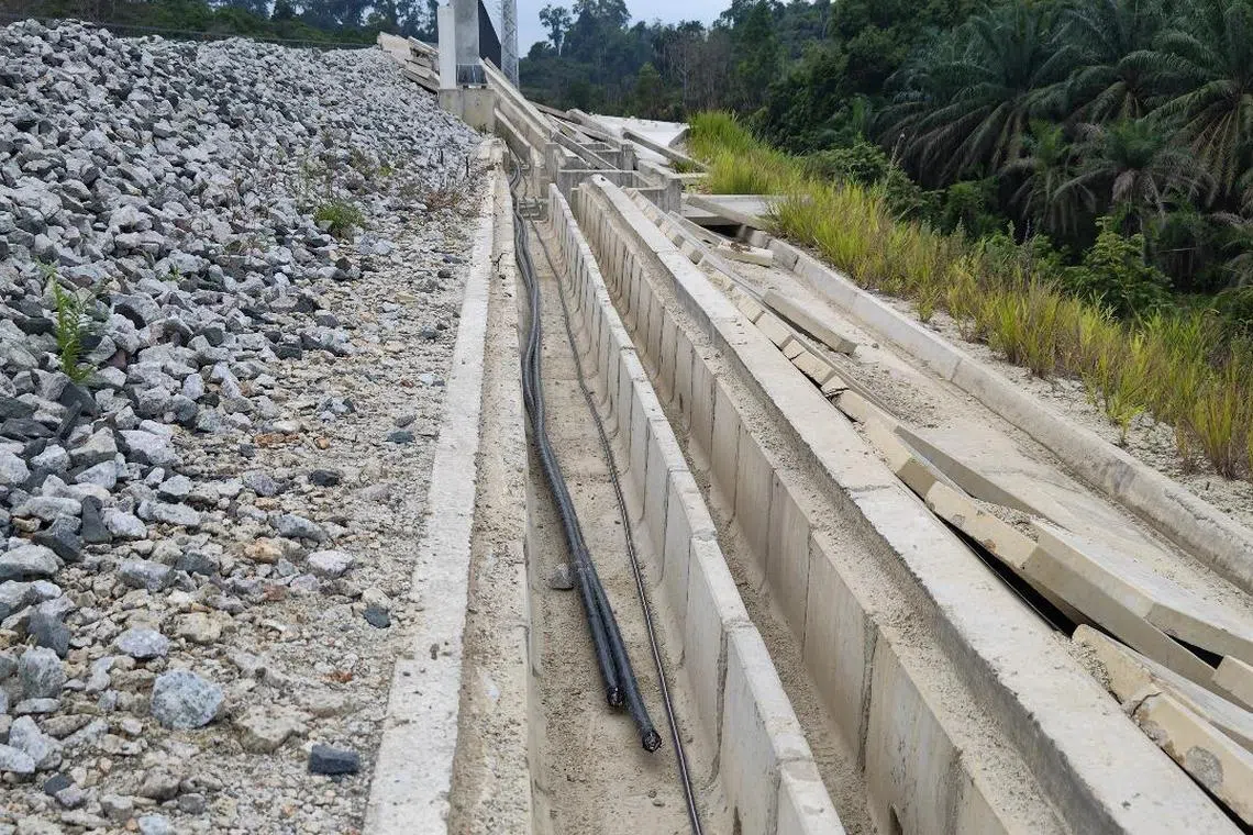 马国东铁的关丹苏丹阿末沙城站有超过1.2公里的信号电缆被盗，光纤电缆也被剪断。（星洲日报）