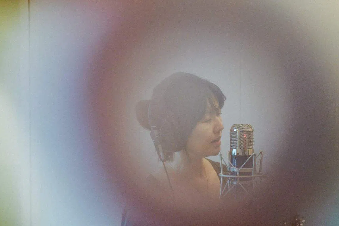 孙燕姿贴出貌似录音的照片让歌迷兴奋不已。（取自孙燕姿脸书）