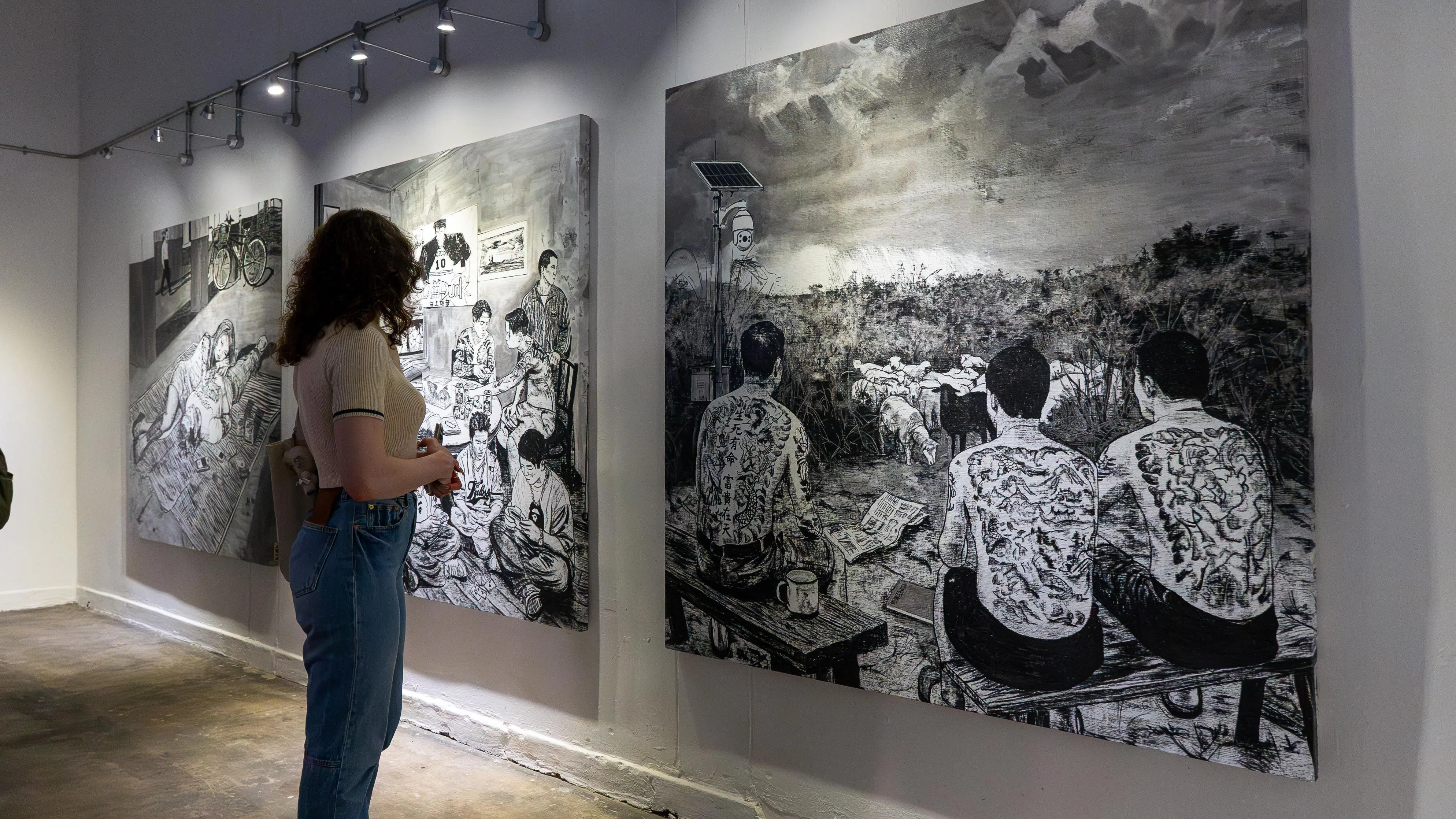 黄健文展出一系列大型具象炭笔画，取材“阿炳”和“阿莲”。（主办方提供）