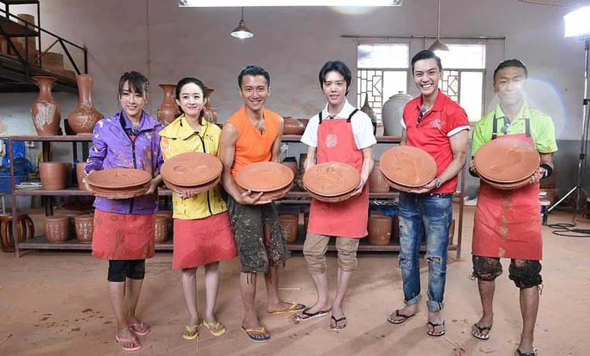 李云迪（右三）曾和陈羽凡（右一起）、陈伟霆、马苏（左一起）、赵丽颖，上谢霆锋主持的《十二道锋味2》。（节目照）