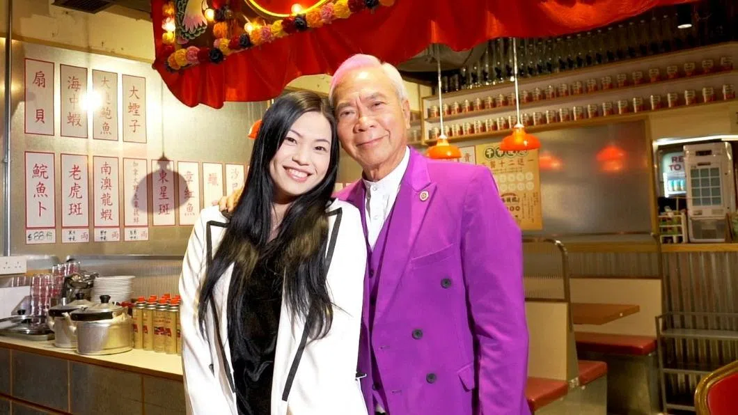 李龙基（右）不介意跟小37岁的未婚妻王青霞被指是“爷孙恋”。（互联网）