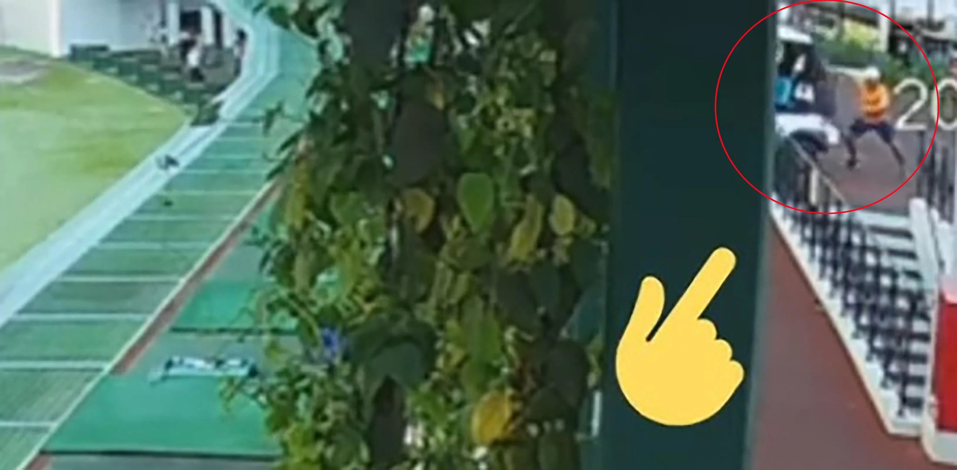 身穿橘色上衣的男子试图追上球车，但来不及拦截。（TikTok视频截图）