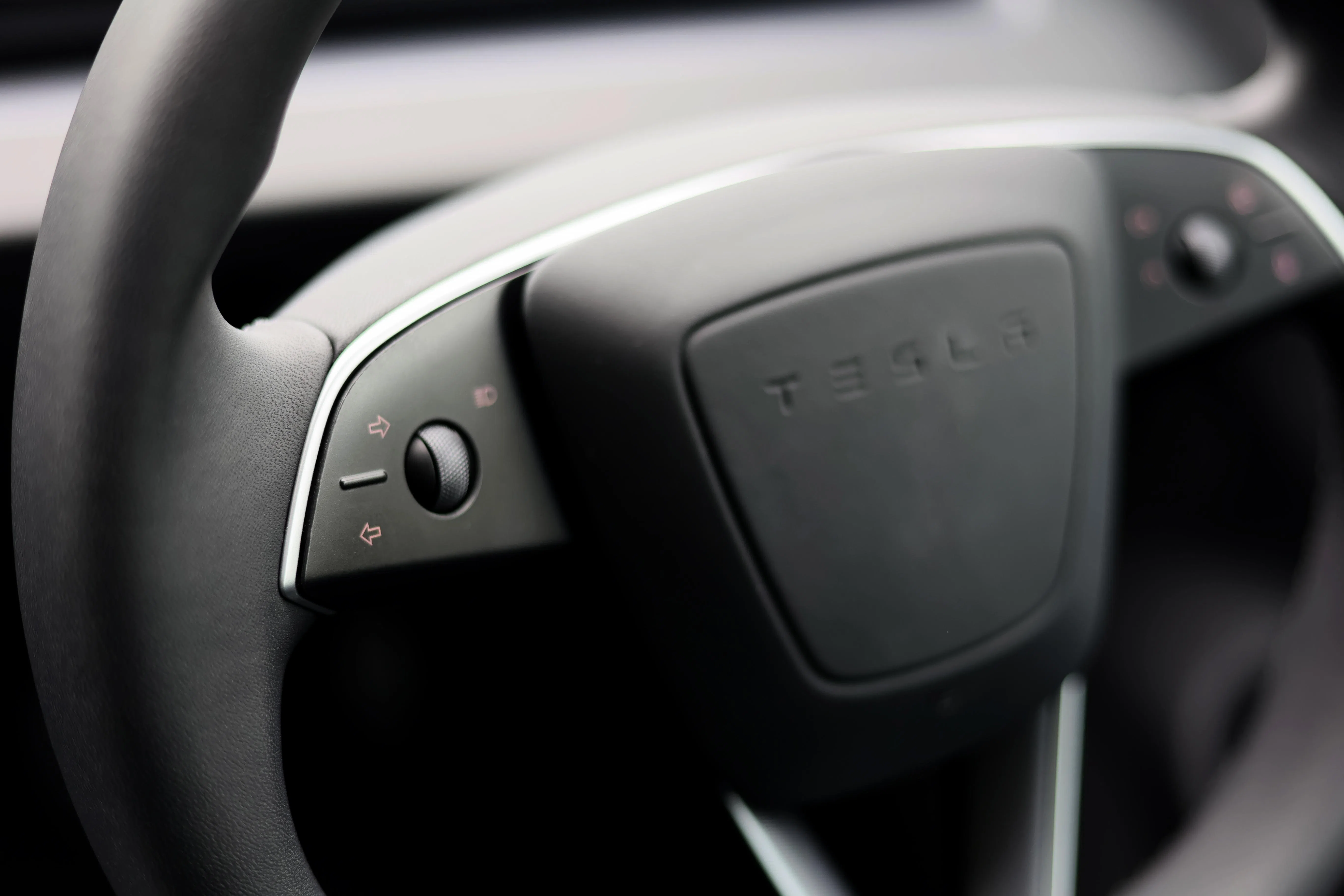 传统信号杆被拿掉，代之以方向盘上的按钮。（龙国雄摄）