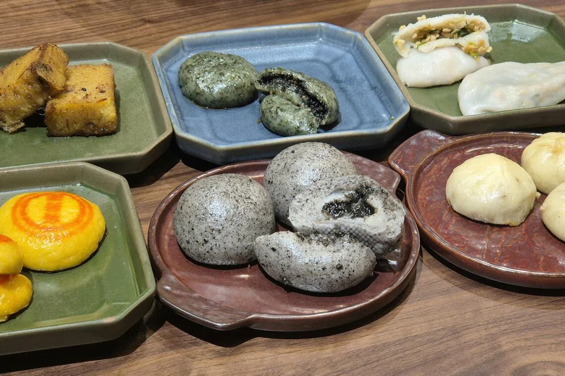 点心如韭菜艾粄、菜粄、沙葛小肉包和黑芝麻流心包都是纯手工制作。（陈爱薇摄）