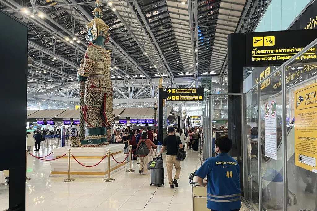 经常往返泰国的旅客有福了。泰国移民局推出手机应用“泰国移民管理系统”（Thailand Immigration Management System，简称THIM），旅客可在登机前完成入境登记，抵达后通关时间可缩短至三分钟以内，告别人工填表与排队之苦。