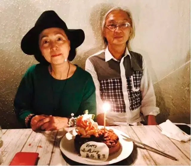 苑琼丹（左）与老公结婚近20年，非常幸福。（取自苑琼丹微博）